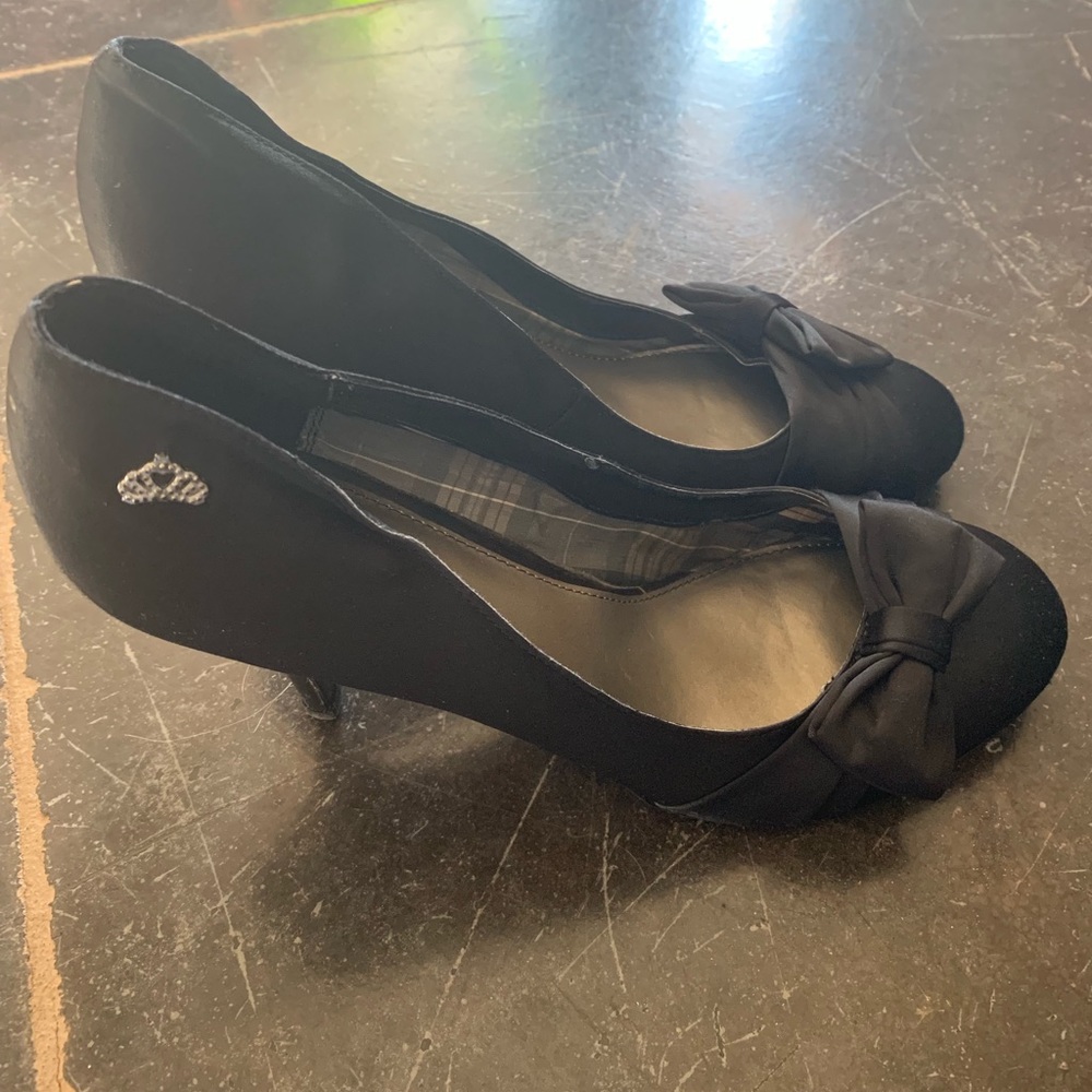 Black bow pumps